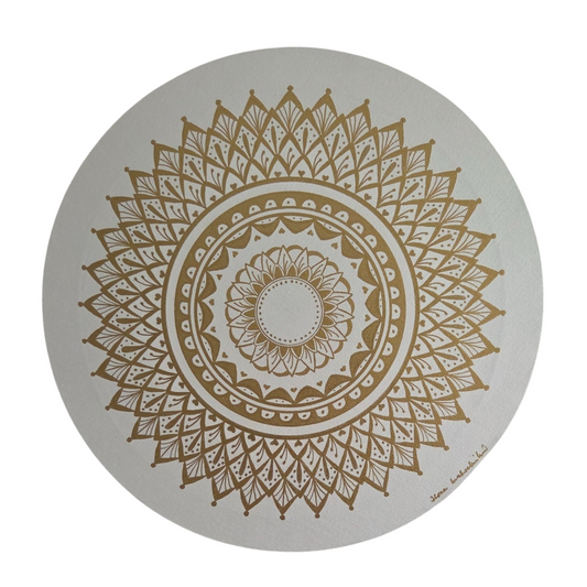 mandala bílý kruh se zlatou