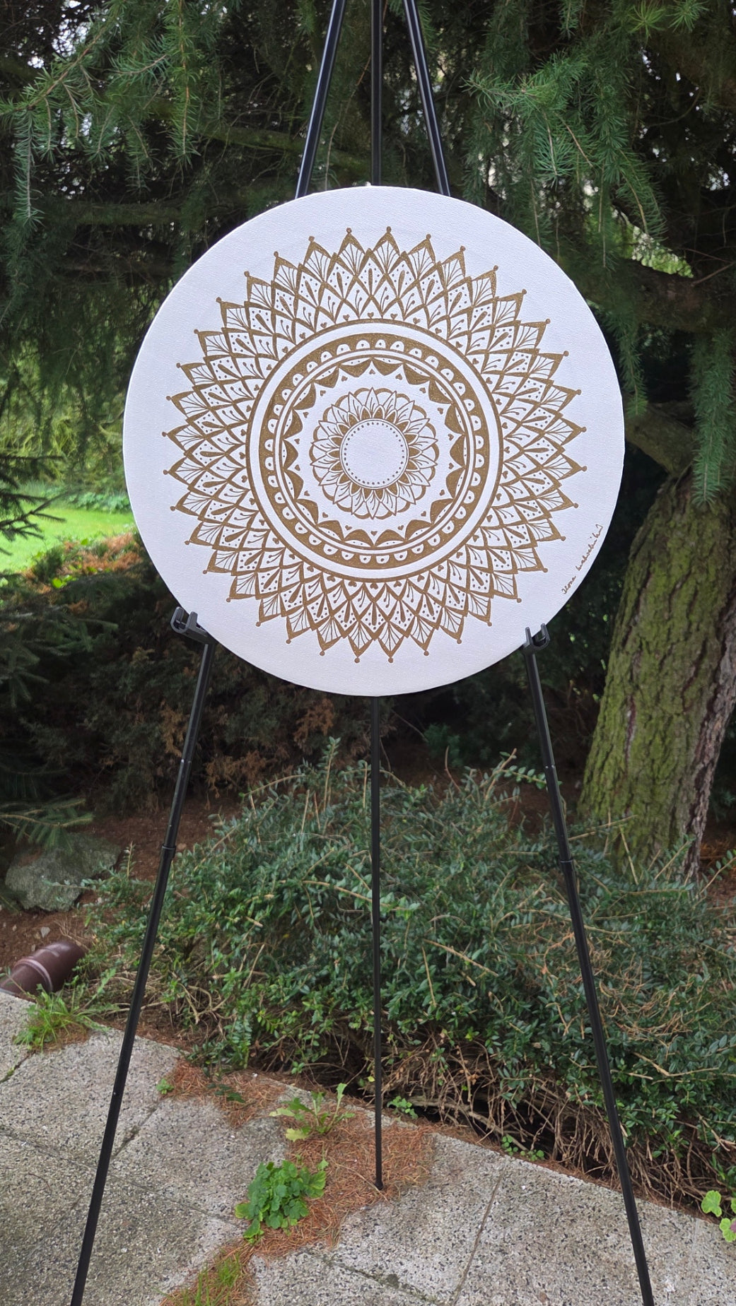 mandala bílý kruh se zlatou