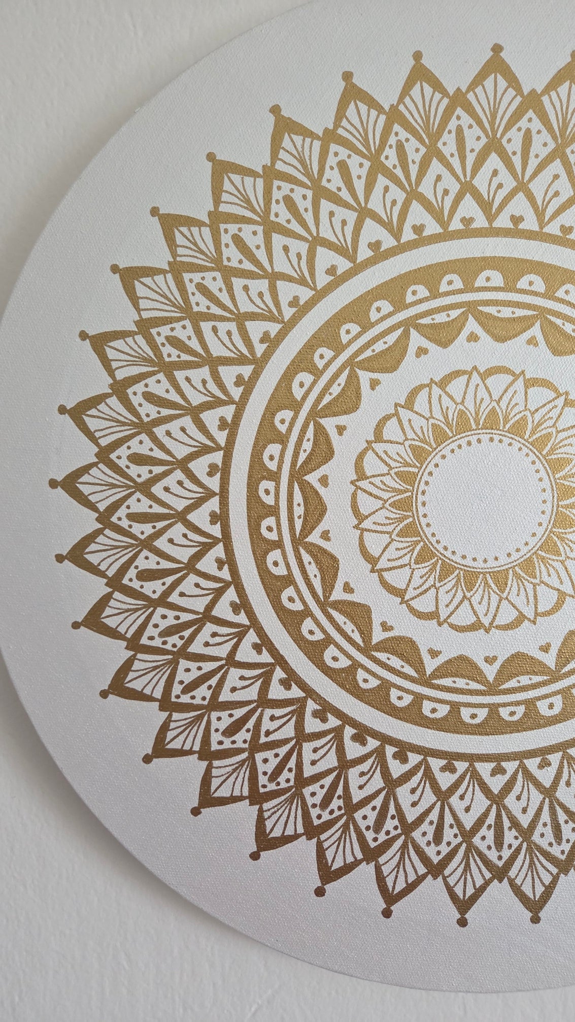 mandala bílý kruh se zlatou