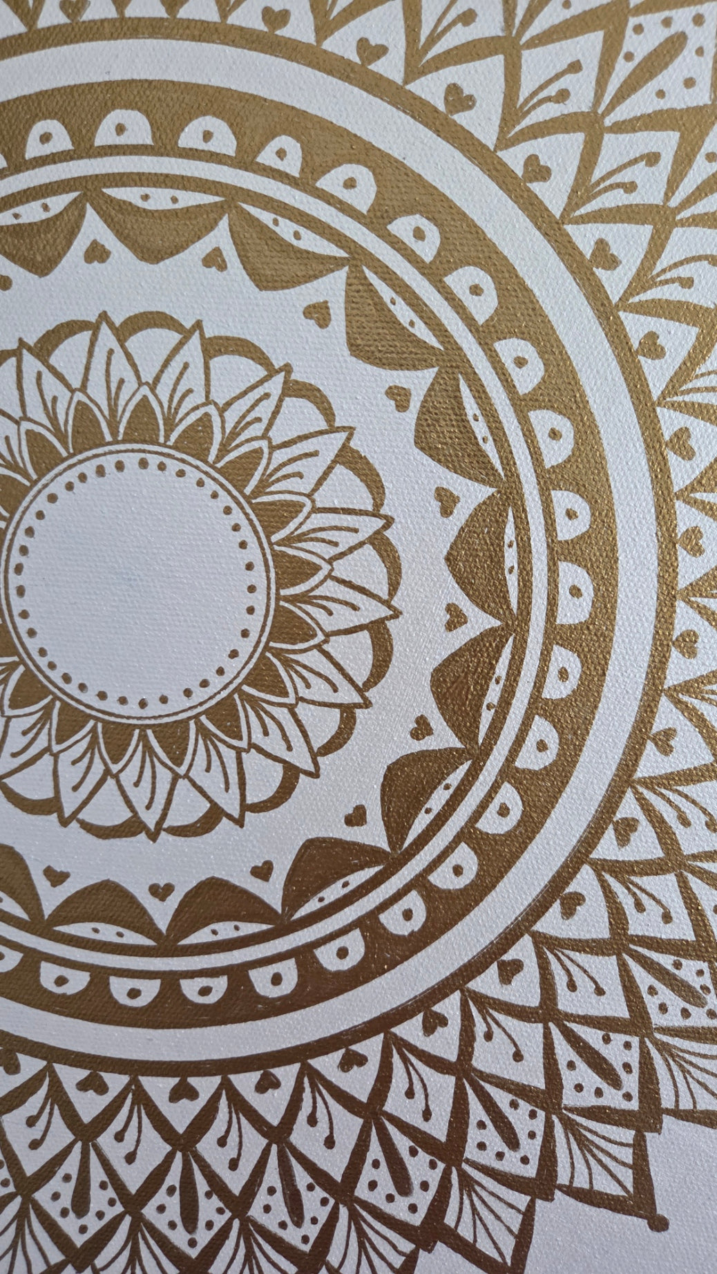 mandala bílý kruh se zlatou